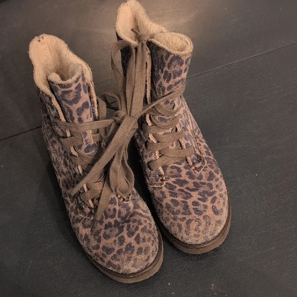 BearPaw Brown Suede Boots Rugged Sole
